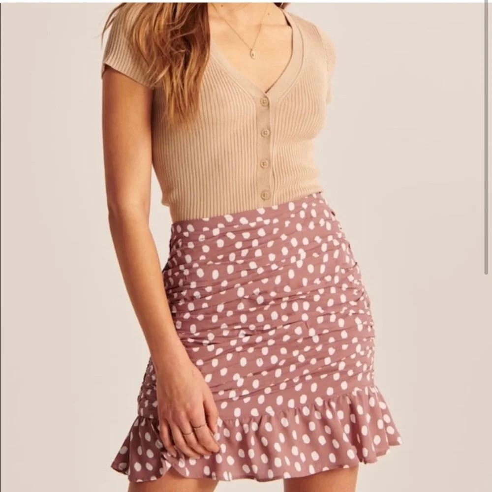 Abercrombie & Fitch Pink/Tam Polkadot mini skirt with Ruffles - Picture 1 of 4